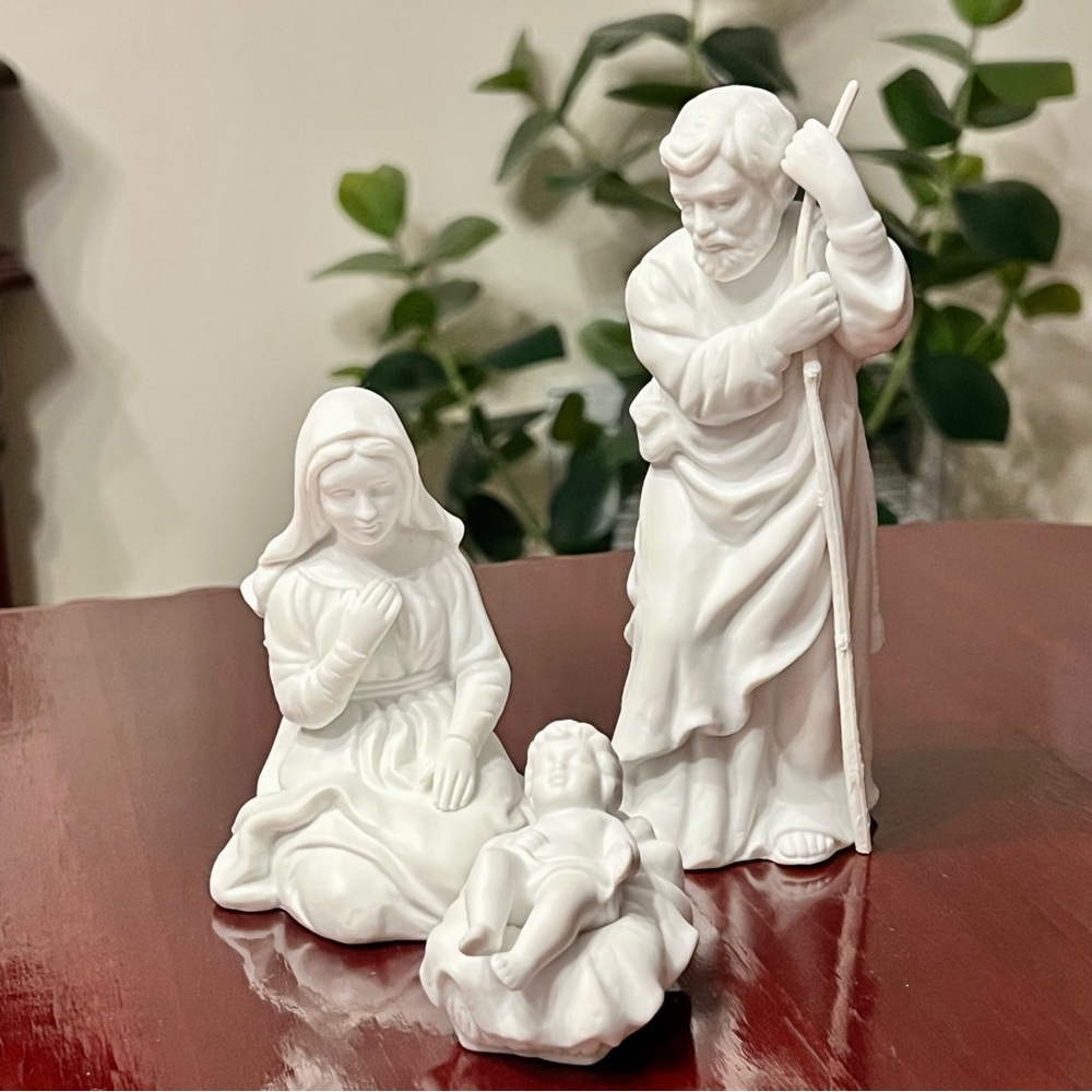 Avon Holy Family Nativity Figurines Jesus Mary Joseph White Porcelain 1980s VTG